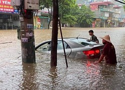 Hàng loạt ô tô "chìm nghỉm" trong biển nước ở thành phố Lào Cai