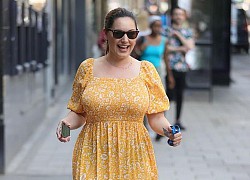 Kelly Brook diện đầm họa tiết điệu đà đến phòng làm việc ở London