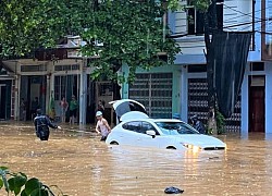 Lào Cai mưa lớn, ô tô chết máy, xe máy ngập gần tới yên