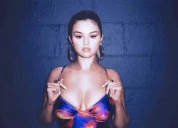 Body kém chuẩn, lộ bụng mỡ nhưng Selena Gomez vẫn gây bão mạng khi diện bikini khoe vòng một ngồn ngộn