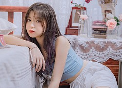 Streamer Trang Lucy khiến CĐM "chao đảo" với bộ ảnh "nửa kín nửa hở", vén áo chạm đến khuôn ngực để tạo dáng gợi cảm