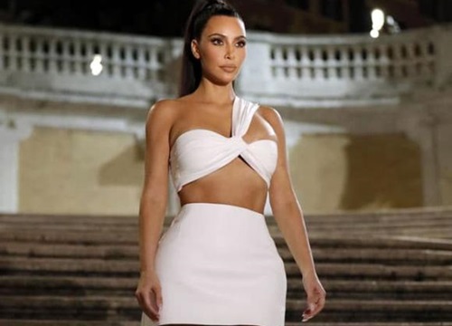 Kim Kardashian mặc váy siêu ngắn khi đi chơi đêm trước ồn ào tìm bạn trai mới qua ứng dụng hẹn hò