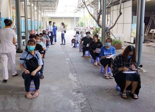 Vượt mốc 20.000 ca mắc COVID-19: Dịch càng phức tạp càng phải đoàn kết