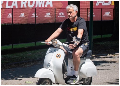 Jose Mourinho lái Vespa dạo quanh sân tập của AS Roma