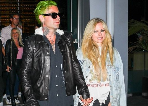 Avril Lavigne và bạn trai nắm tay tình cảm ra phố