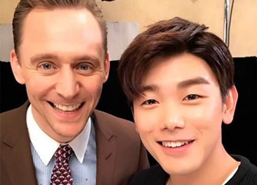 Bạn biết gì chưa? Diễn viên Tom Hiddleston chính là một fan Kpop chính hiệu