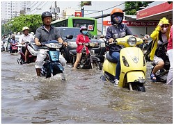 Xe máy bị ngập nước khi gặp mưa chiều, những điều phải &#8216;nằm lòng&#8217; để không làm &#8216;tổn thọ&#8217; các phụ tùng bên trong