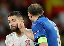 Chiellini giãi bày về màn 'nựng má' Alba