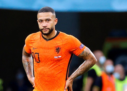 Depay bị giảm lương ngay sau khi gia nhập Barca