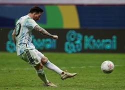 Messi thi đấu với một bên chân chảy máu