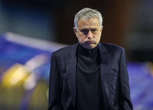 Mourinho chạy vespa chuyên nghiệp đến sân tập Roma