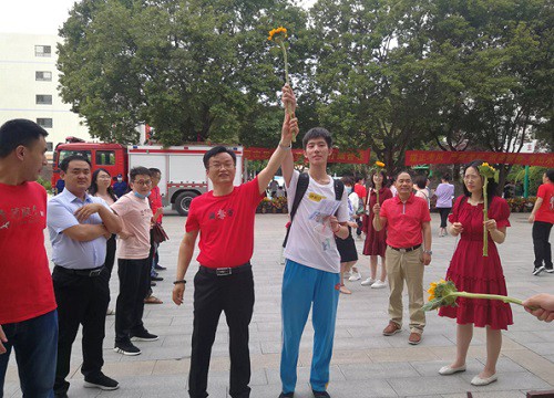 Thầy giáo nhà người ta: Thưởng ngay chuyến du lịch 7 ngày cho 12 học sinh đạt điểm thi đại học cao nhất lớp