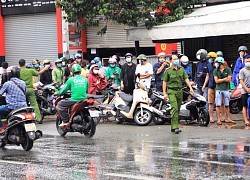 Phong tỏa bãi xe ở TP.HCM do người dân tụ tập nhận đồ tiếp tế từ quê