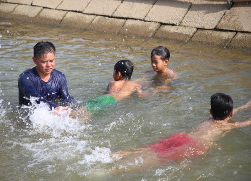 Thầy giáo 12 năm ngăn kênh thủy lợi dạy bơi miễn phí cho học sinh