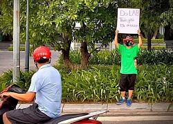 Tình hình dịch khó khăn quá, Da LAB&#8230; hết tiền nên đành cầm bảng viết tay, đứng ngay góc ngã tư để giới thiệu MV mới?