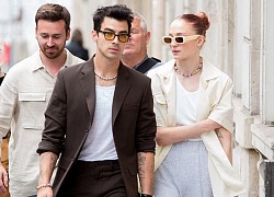 Vợ chồng Sophie Turner - Joe Jonas vui vẻ đi ăn trưa cùng bạn bè