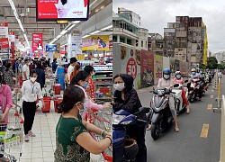 Xếp hàng dài hàng trăm mét vào siêu thị ở TPHCM, chờ cả tiếng để thanh toán