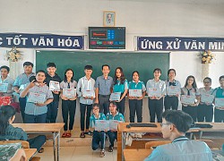 Xúc động hình ảnh thầy giáo chủ nhiệm ngồi chờ học sinh thi xong môn cuối tốt nghiệp THPT