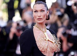 Bella Hadid che ngực bằng trang sức vàng trên thảm đỏ LHP Cannes