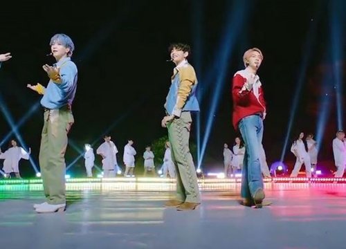 BTS đầu tư sân khấu ngoài trời cùng dàn vũ công hùng hậu, lần đầu biểu diễn live Permission To Dance quá "xịn xò"