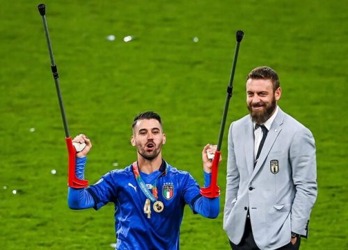 De Rossi trượt bia mừng vô địch Euro 2021