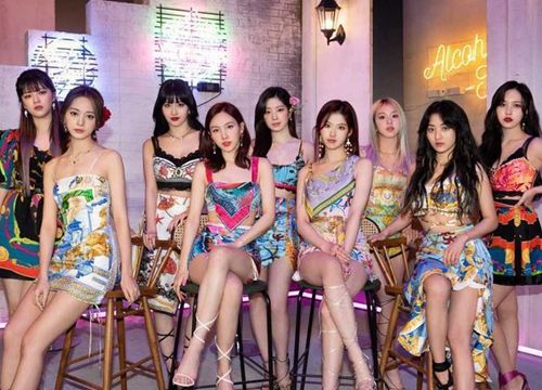 Hết hạn hợp đồng: JYP hay TWICE sẽ là người thiệt nếu không ký tiếp?