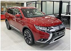 Mitsubishi Outlander giảm giá trăm triệu tại đại lý: Bản tiêu chuẩn từ 750 triệu đồng, rẻ nhất phân khúc, làm khó Honda CR-V