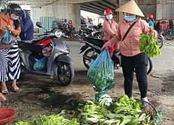 Ngày đầu TP Cần Thơ cách ly 2 quận: Tiểu thương nháo nhào xả hàng ở chợ