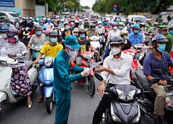 Người dân TP.HCM đi lại đông đúc trong ngày thứ 4 áp dụng Chỉ thị 16