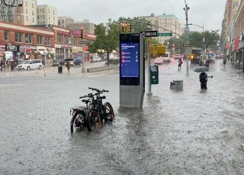 Bão nhấn chìm đường phố New York