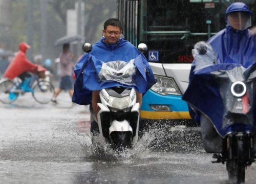 Trung Quốc hủy 700 chuyến bay, đóng cửa trường học trước cơn bão lớn nhất năm