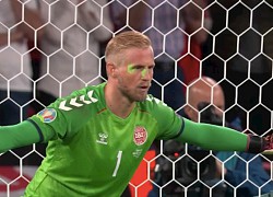 UEFA ra án phạt sau vụ Schmeichel bị chiếu laser