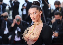 Bella Hadid dùng vòng cổ che ngực trần ở Cannes