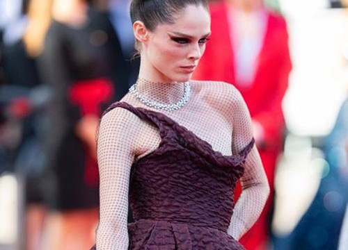 Cannes 2021 ngày 8: Siêu mẫu Brazil Isabeli Fontana gợi cảm đốt mắt