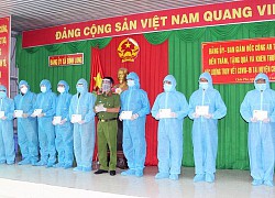 Đại tá Đinh Văn Nơi trao thưởng 300 triệu cho các cán bộ chống dịch ở điểm 'nóng'