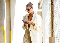 Hailey Bieber mặc blazer theo phong cách gợi cảm