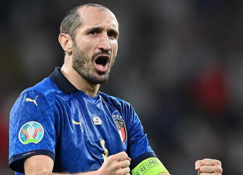 Hành động lạ của Chiellini khi Saka đá luân lưu