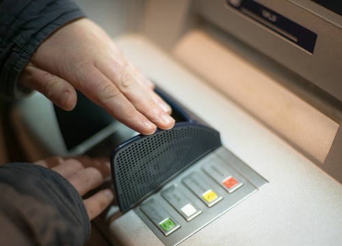 Hoang báo bị gặp cướp khi rút tiền ở cây ATM