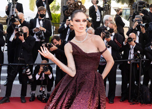 'Nữ hoàng tạo dáng' Coco Rocha bị chê lố trên thảm đỏ Cannes