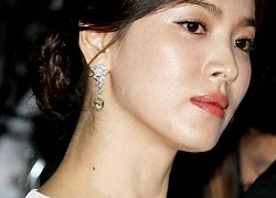 Song Hye Kyo tại Cannes năm xưa: Ảnh cận nhan sắc gây băn khoăn, diện một chiếc váy trắng mờ nhạt cạnh Chương Tử Di