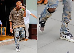 Travis Scott đi giày Air Jordan 1 mới xuống phố