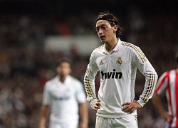 Chủ tịch Real Madrid tiết lộ tiền vệ Ozil bị "cắm sừng" bởi nhiều ngôi sao nổi tiếng