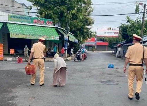 Cụ bà U.90 khệ nệ mang măng đi bán vì không biết giãn cách xã hội được CSGT giúp