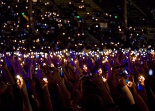 Không phải lightstick hay điện thoại, bật lửa là thứ đầu tiên xuất hiện ở các concert?