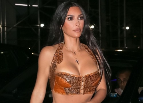 Kim Kardashian diện croptop khoe body nóng bỏng đi ăn tối cùng bạn bè