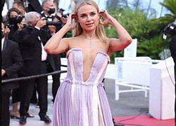 Kimberley Garner tung váy lộ vòng 3 gây phản cảm tại Cannes 2021