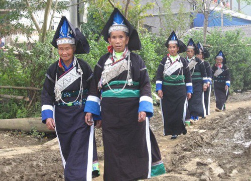 Lào Cai: Nghệ thuật trang trí trên trang phục người Pa Dí