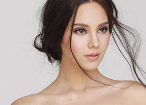 Miss Universe 2018 gây hoảng với vóc dáng mũm mĩm, kiểu tóc dìm nhan sắc vài phần