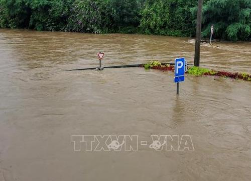 Người dân Liège (Bỉ) cứu nhau trong nước lũ