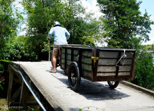 Người dân mong xây mới 'cầu thủng'